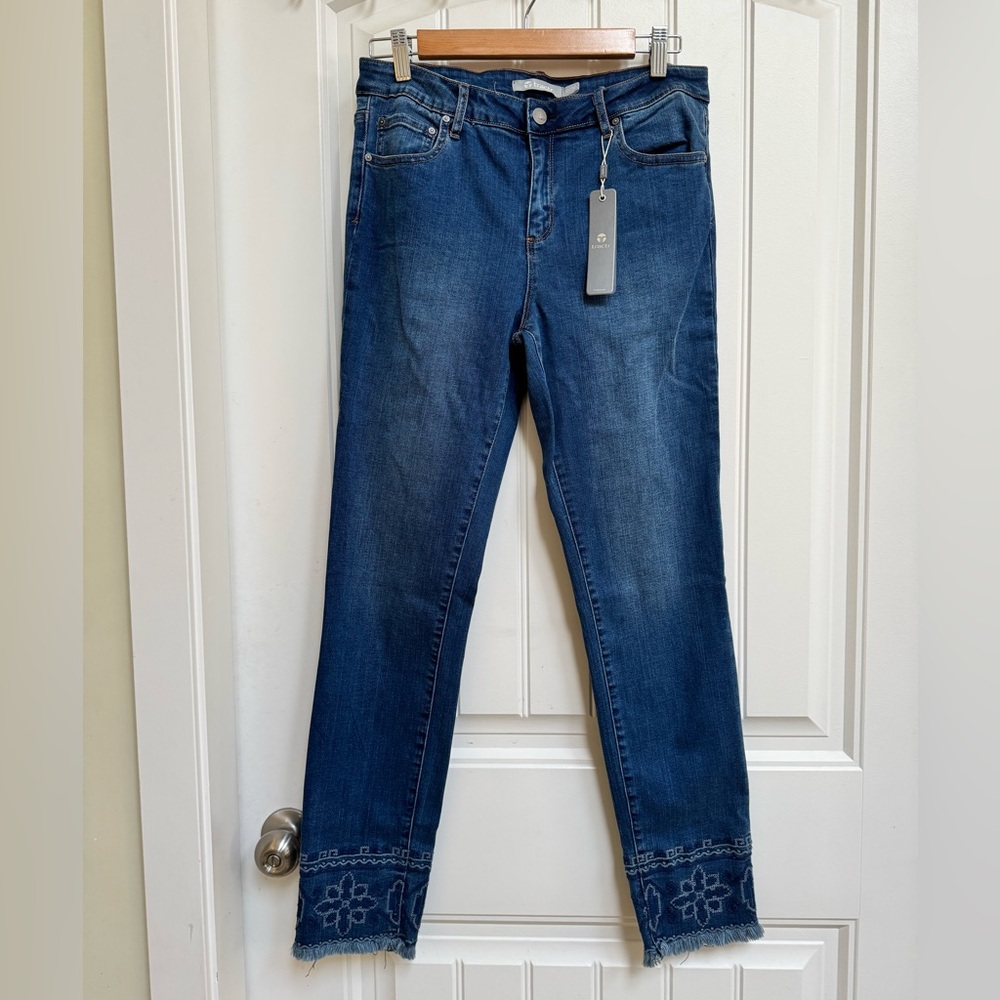 NWT Tractr Medium Wash Skinny Jean with Embroidered Cuff. Size 10/30